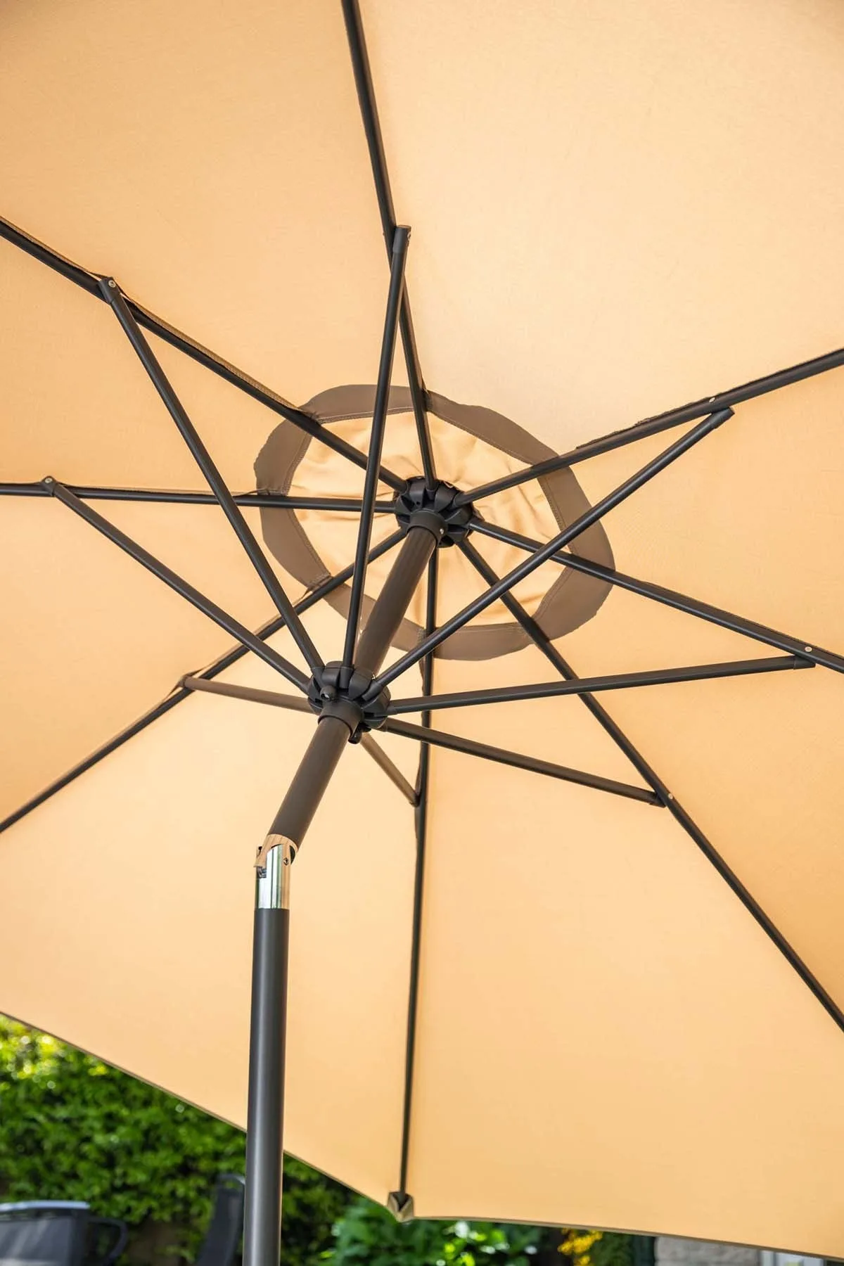 Garden Impressions Lotus parasol Ø300 carbon black taupe - detail baleinen onderkant