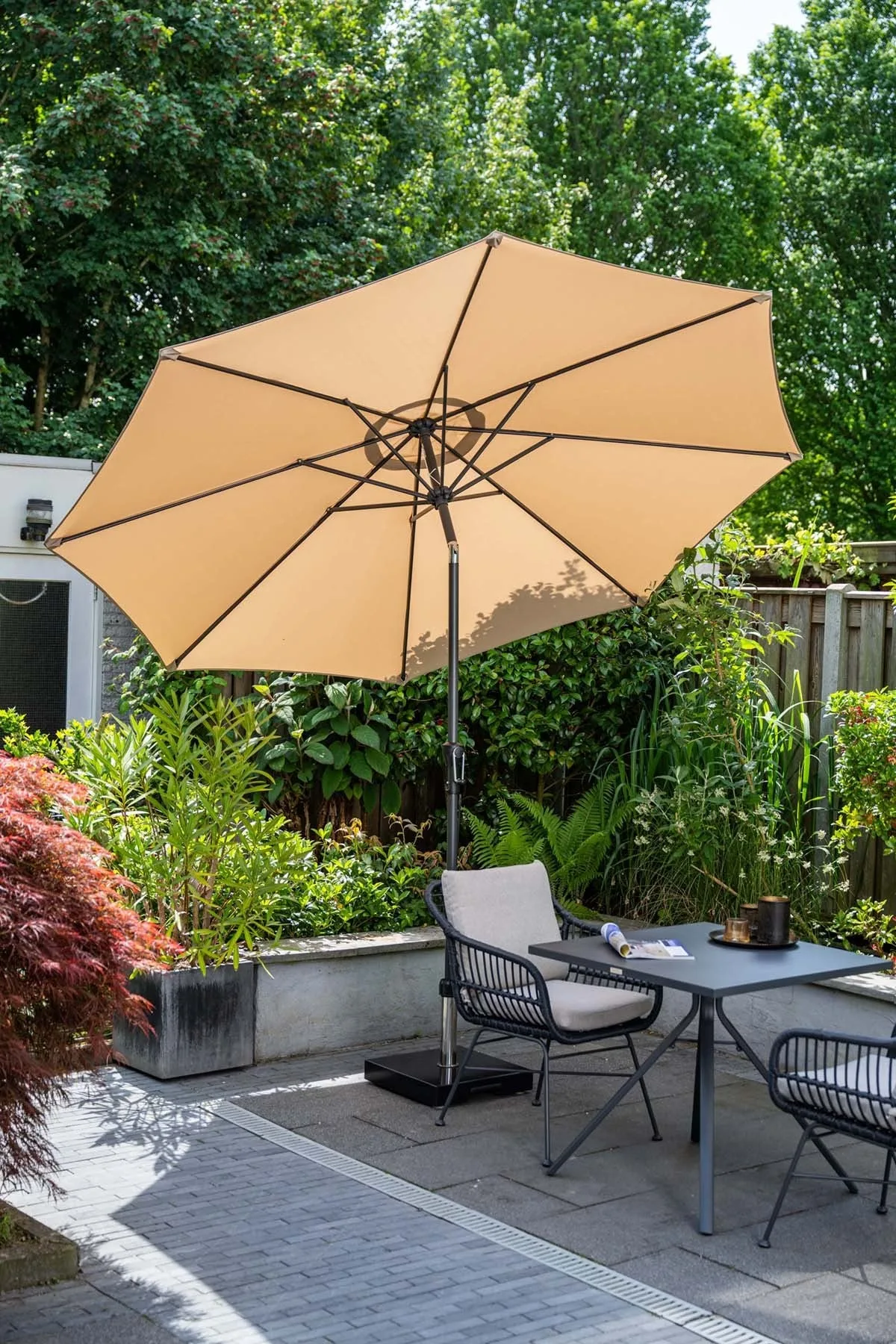 Garden Impressions Lotus parasol Ø300 carbon black taupe - sfeerbeeld op terras