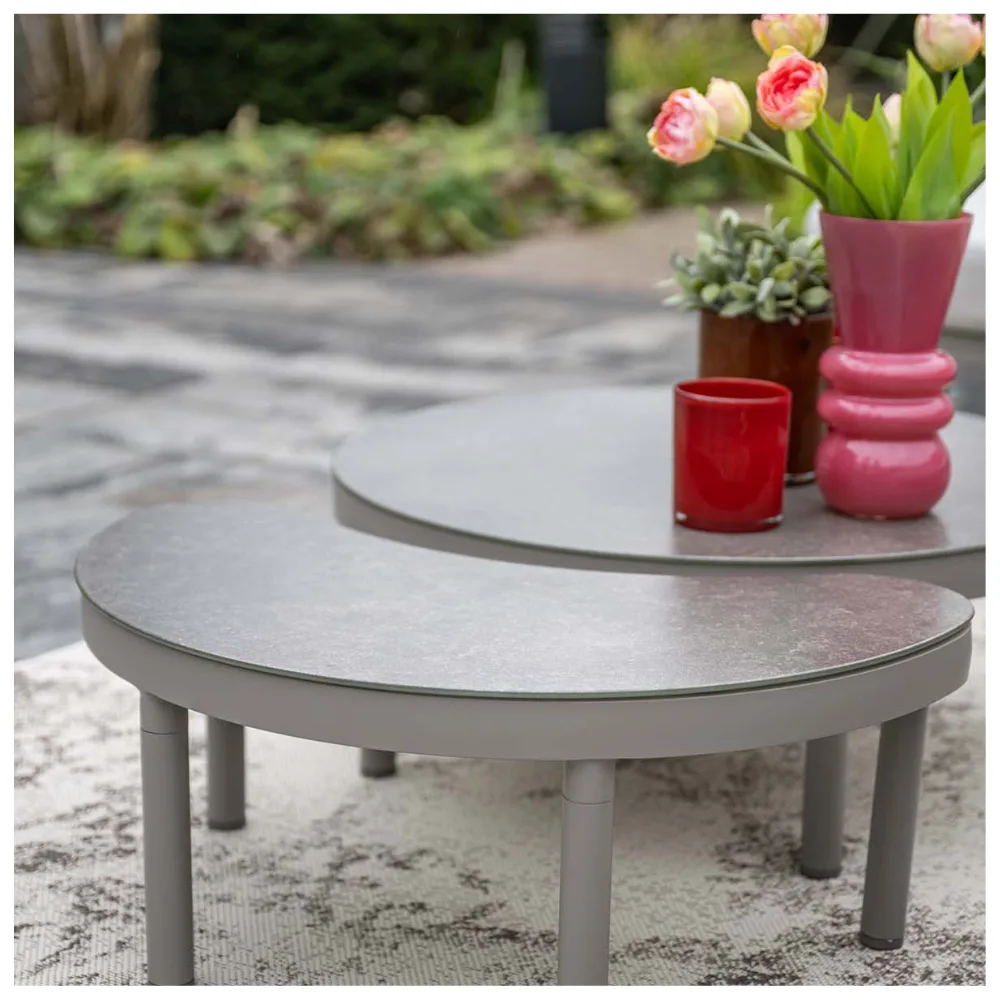 Solita loungeset in de tuin detail van de bijzettafels