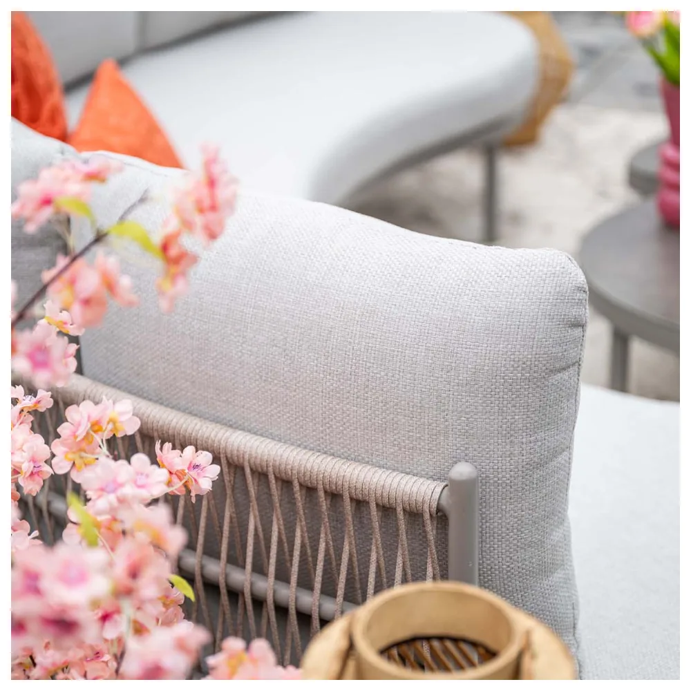 Solita loungeset in de tuin detail van de rugkussens