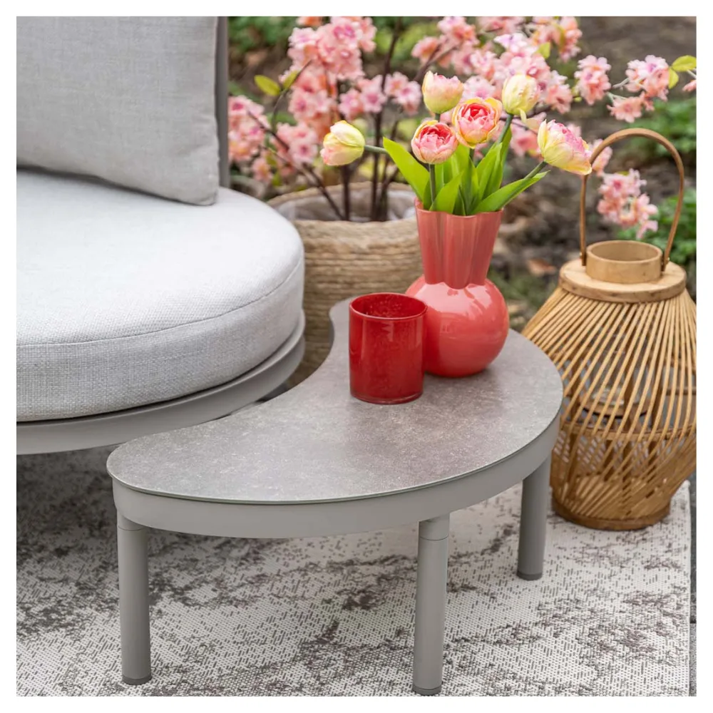Solita loungeset in de tuin detail van de bijzettafel en hoek loungeset