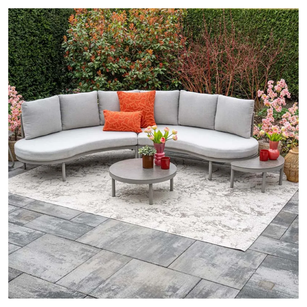 Solita loungeset in de tuin op afstand