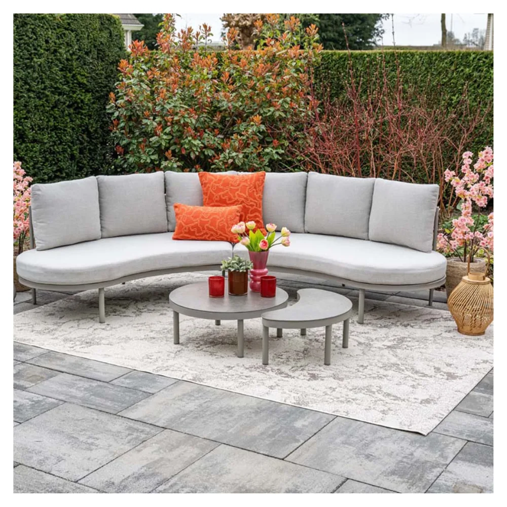Solita loungeset in de tuin op afstand met bijzettafels